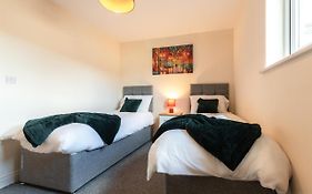 Best Price! 2 Bed City Centre - 4 Single Beds Or 2 Super King, Smart Tvs, Sofa Bed & Free Secure Parking